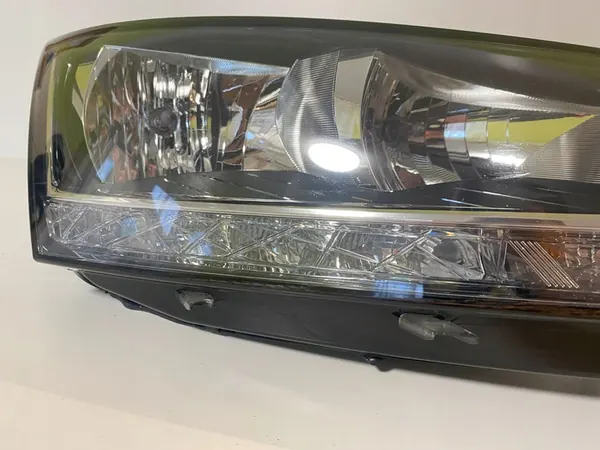 Refletor de Farol Direito Skoda Fabia III Lift 6v1941016D image 7