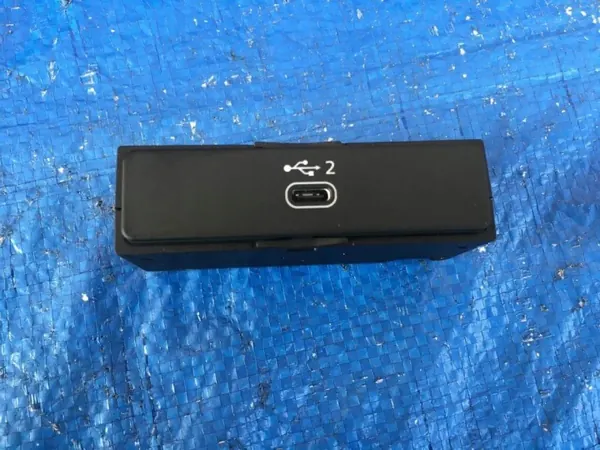 Audi Q5 USB-Anschluss OEM 8W0035708A - Gebraucht image 3