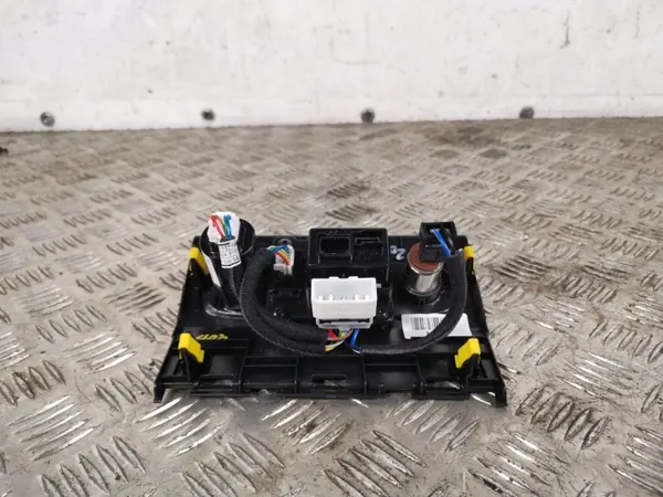 Hyundai Santa Fe USB-aansluiting OEM FBZ12369 image 4