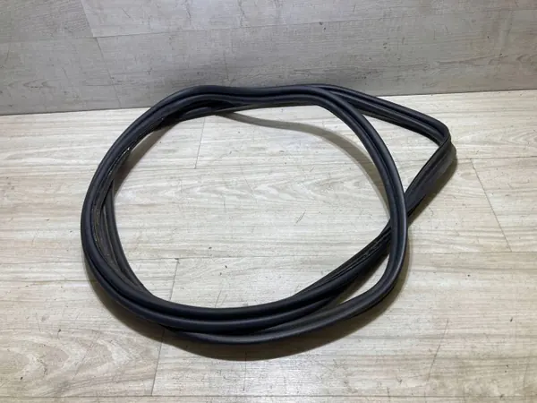 Mercedes-Benz C W204 2011 takaluukun tiiviste OEM image 2