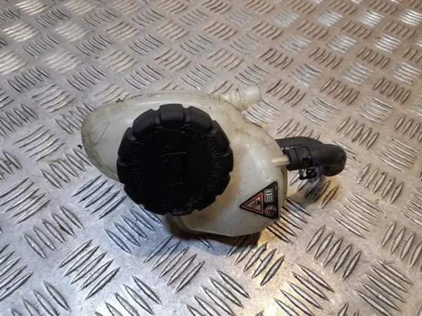 Kylvätske expansionsbehållare OEM A1332000185 image 3