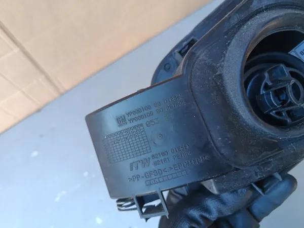 Bouchon de trappe à carburant Opel Grandland X OEM image 4