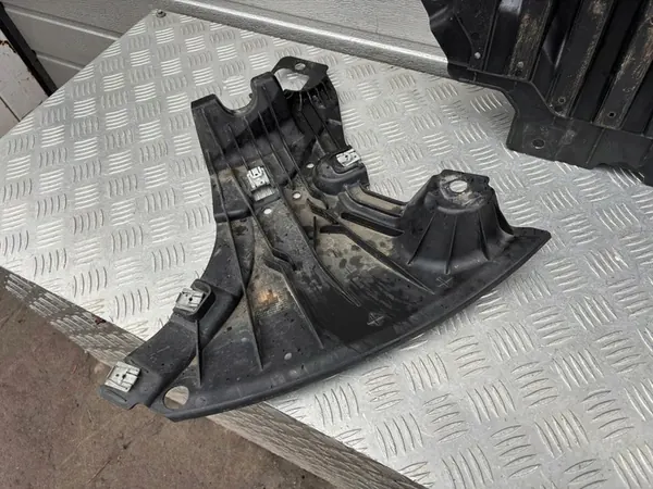 MERCEDES W206 C-KLASA NEDRE STÖTFANGERSKYDD AMG A2065202300 image 4