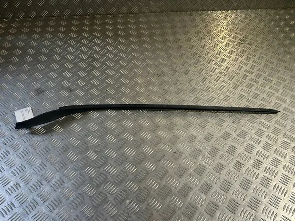 Volvo XC60 Frontscheiben-Dichtung OEM 32210591 image 4