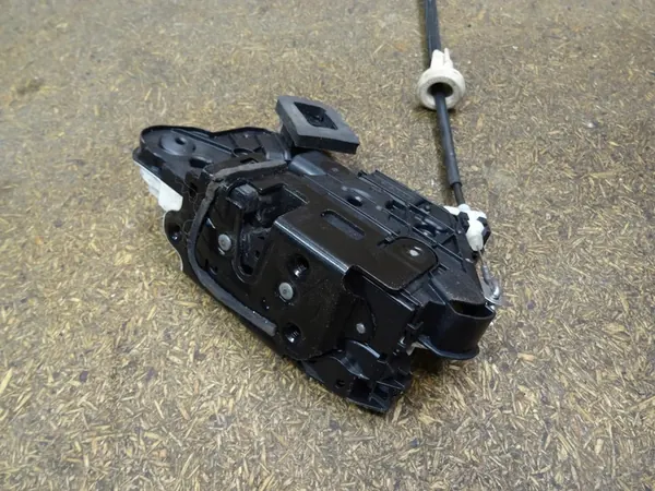 VW GOLF VI Framvänster Dörrlås 7 Pin OEM 5K1837015B image 3