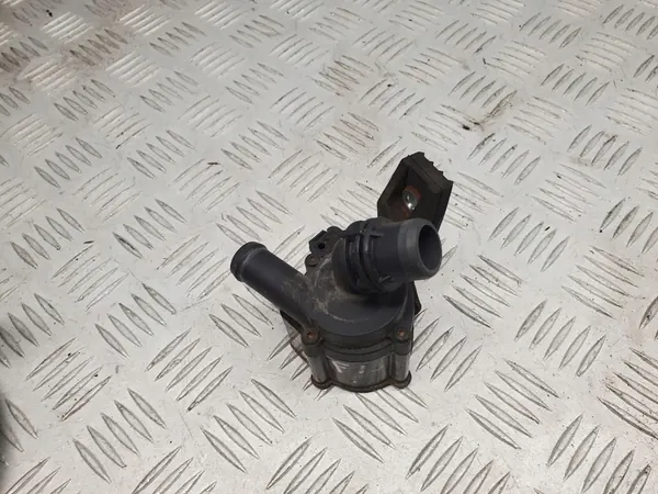 Vattencirkulationspump BMW X5 F15 2016 image 3