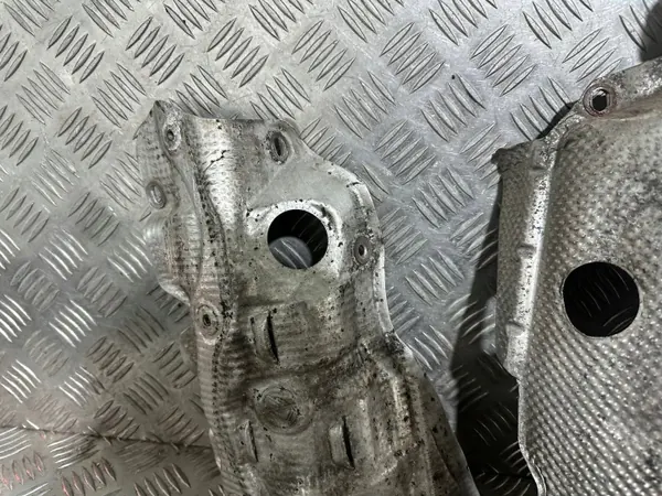 Escudo térmico Lancia Delta III 1.6 JTD OEM 55208003 image 9