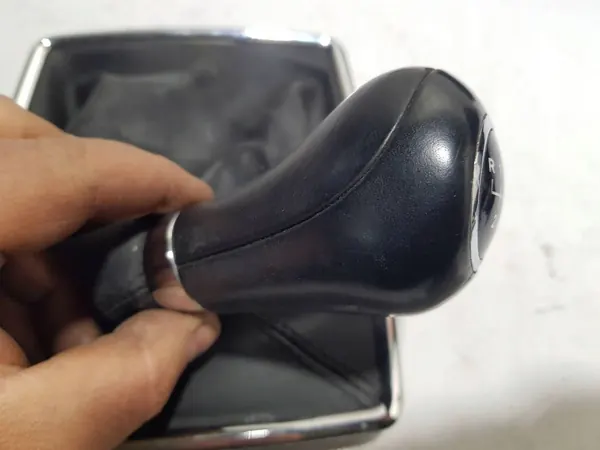 Pomo de cambio Mercedes OEM A2042674410 - Manual image 6