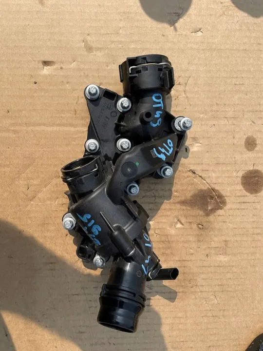 MERCEDES W206 Carcasa de termostato A2542035500 image 2