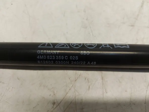 Audi Q7 II LIFT Stötdämpare Motorhuv Fram 4m0823359c image 2