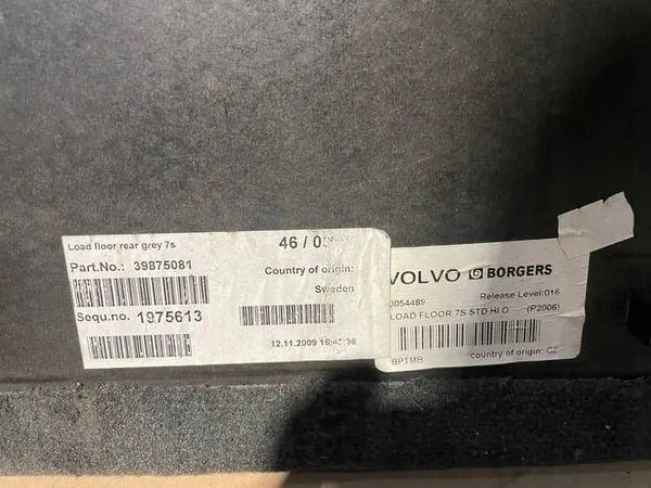 Alfombrilla de maletero Volvo XC90 I OEM 39875081 - Usado image 3