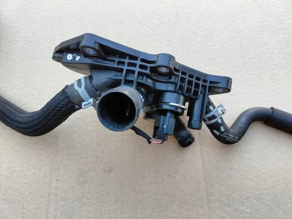 Dacia Sandero III 1.0 TCE Carcasa de Termostato & Mangueras de Agua image 3