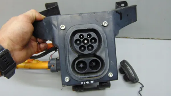 Enchufe de carga MG5 EV OEM 11311747 - Usado image 4