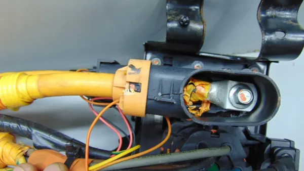 Enchufe de carga MG5 EV OEM 11311747 - Usado image 6