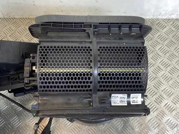 Caixa do Aquecedor Jeep OEM 68352254AK - Usado image 9