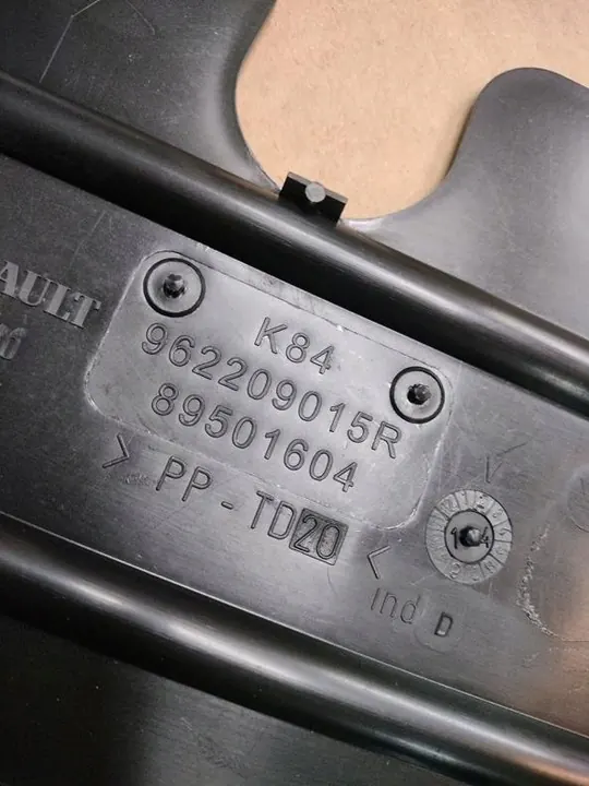 Moldura de Placa Renault Captur 13-16 OEM 962206588R image 3