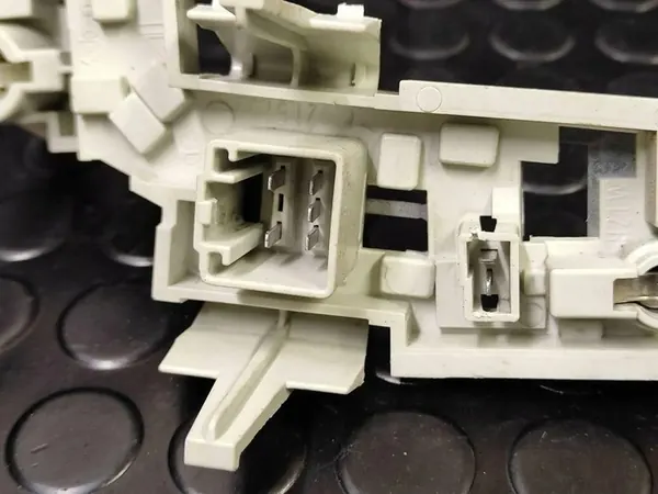 Contacts de phare arrière VOLVO S60 II 215122 2.0L Diesel 2012 image 1