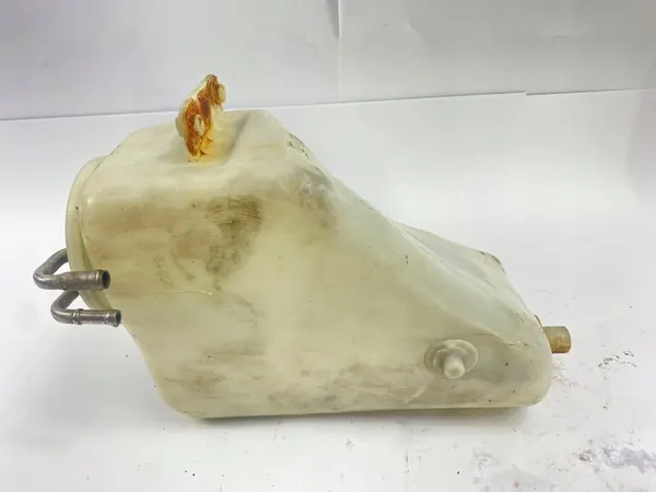 Lämmitetty tuulilasinpesunesteen säiliö Mercedes W124 image 8