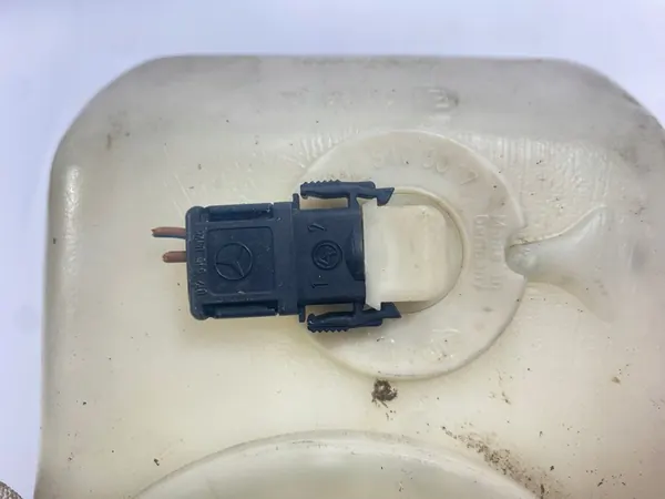 Lämmitetty tuulilasinpesunesteen säiliö Mercedes W124 image 9