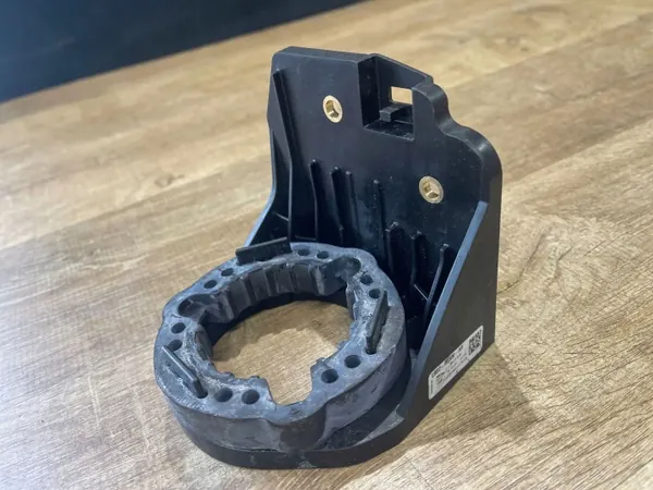 Support de Pompe à Eau OEM L8D28C506AB Land Rover image 2