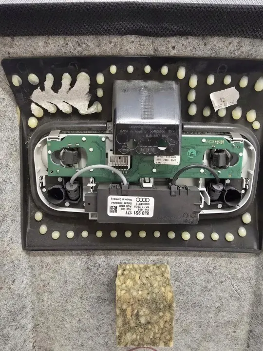 Audi TT II 8J Taktäcke Lamp OEM 8J0951177 image 5