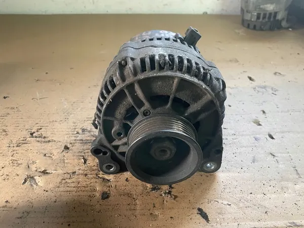 VW Transporter T4 2.4 D Alternator image 2