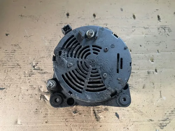 VW Transporter T4 2.4 D Alternator image 5