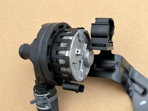 Extra Vattenpump VW T6 T6.1 2.0 TDI 7LA965567B image 5