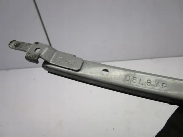 Guide de vitre avant gauche OEM 67403-52160 image 3