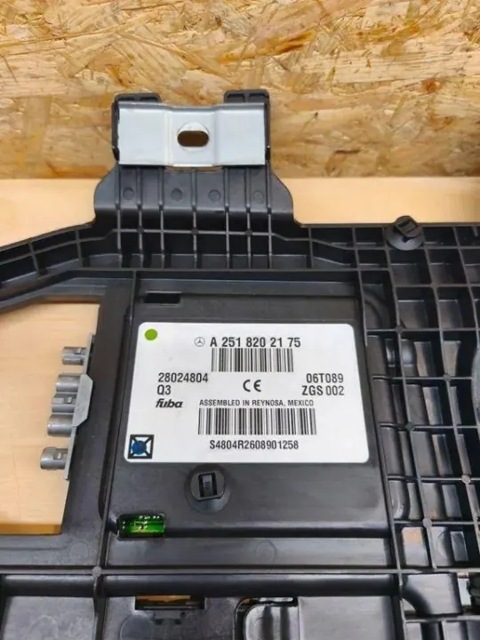 Mercedes-Benz Antenneversterker OEM A2518202175 image 3