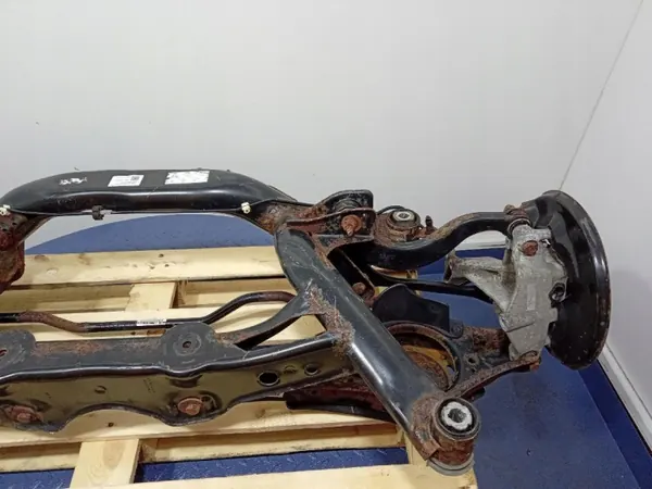 Travesaño trasero Skoda Yeti OEM 5N0505235AG - Usado image 3