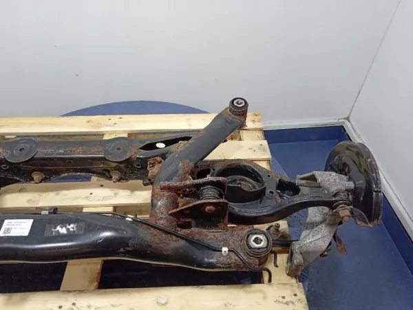 Travesaño trasero Skoda Yeti OEM 5N0505235AG - Usado image 9