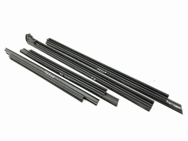 Joint de vitre avant Toyota RAV4 XA50 OEM AMD215958 image 2