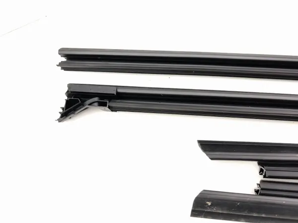 Joint de vitre avant Toyota RAV4 XA50 OEM AMD215958 image 9