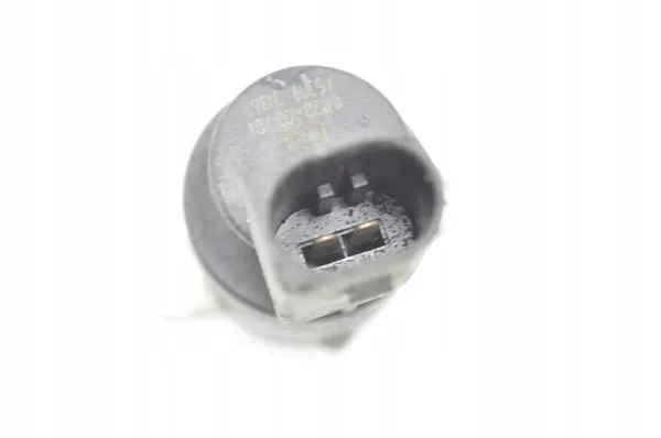 2015 BMW X5 F15 Fuel Distributor image 2