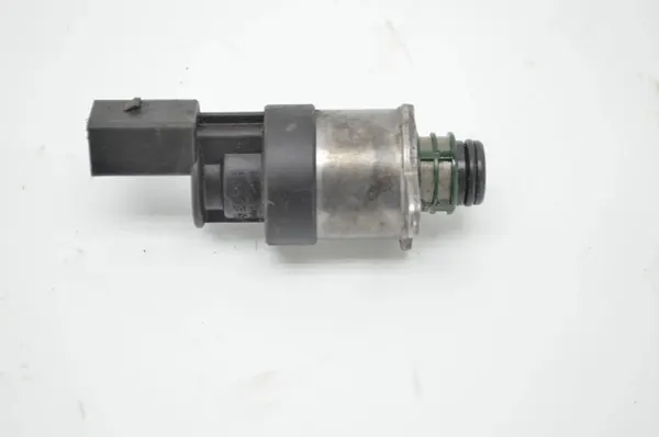 2015 BMW X5 F15 Fuel Distributor image 4