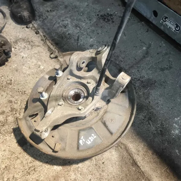 Mercedes W212 Taka-Oikea Pyörännavetta OEM w212 image 2