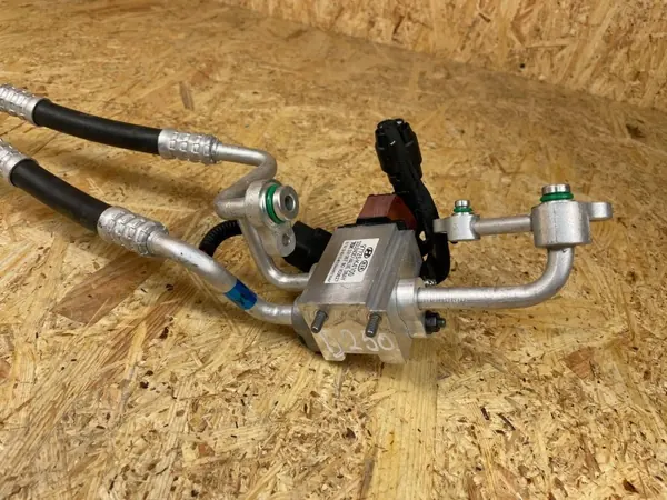 Klimaschlauch Ventil Hyundai Kona EV OEM 97725-K4100 image 3