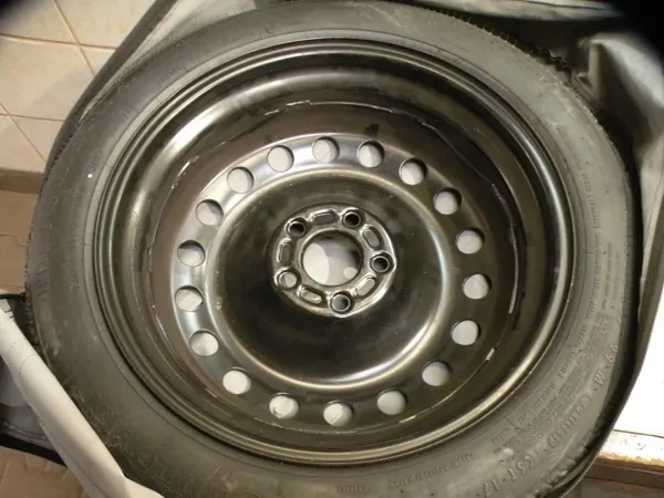 Kit Rueda de Repuesto Volvo OEM 30671448 con Herramientas image 3