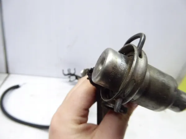 Volkswagen Passat B5 Lift Rail de carburant Valve 1.6 8V ALZ image 2