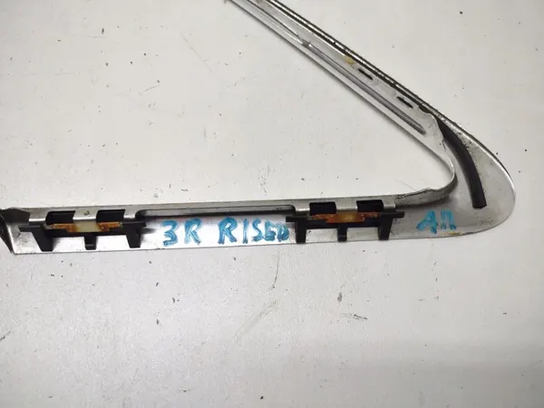SEAT Exeo 3R Sedan Höger Krom Fönsterlist OEM 8E5853346E image 7