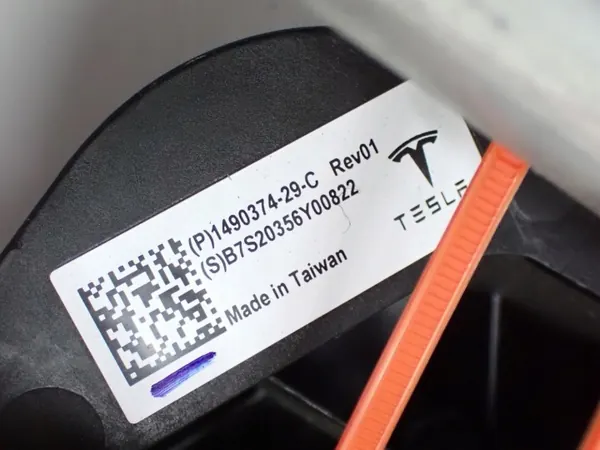 Tesla Model 3 Ladeanschluss OEM 1490374-29-C Gebraucht image 8