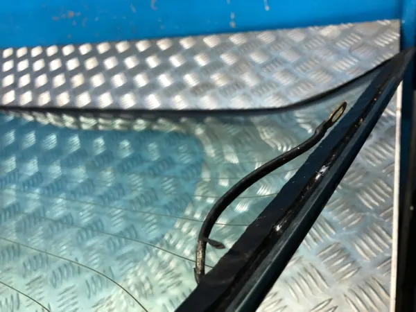 Mercedes W124 Sedan Achterruit OEM W124 SEDAN SZYBA TYŁ SEKURIT image 4