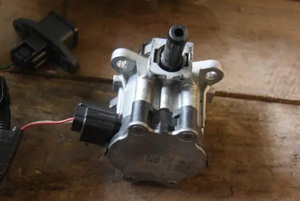 Pompe à huile boîte OEM 313604754R Renault 1.6 eTECH image 2