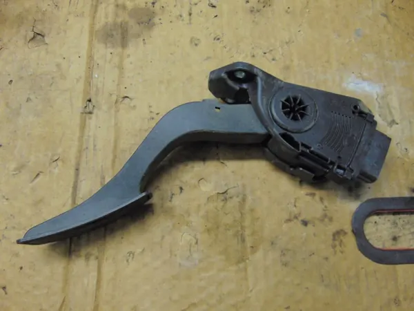 Pédale d'accélérateur OEM 15900-65J02 Suzuki Grand Vitara II image 3