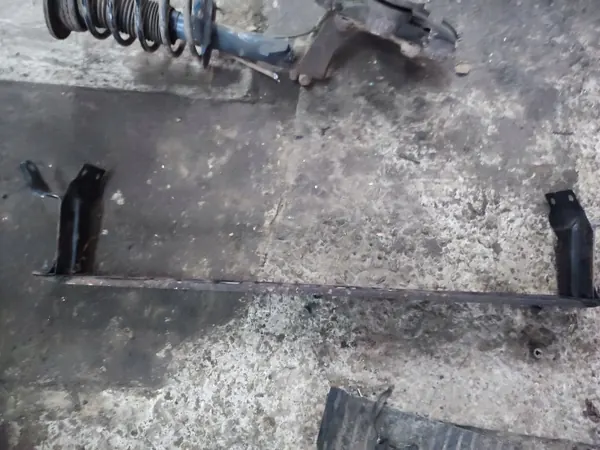 Volvo S60 Etujäähdyttimen Kiinnike OEM image 2