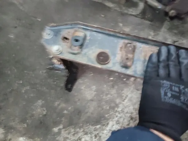 Volvo S60 Etujäähdyttimen Kiinnike OEM image 7