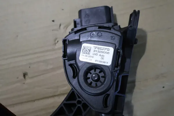 Kaasupoljinpotentiometri OEM 31329056 Volvolle image 4