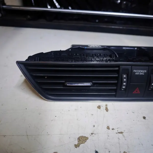 OEM 3V0820951D Grade central de ar para Superb III image 3