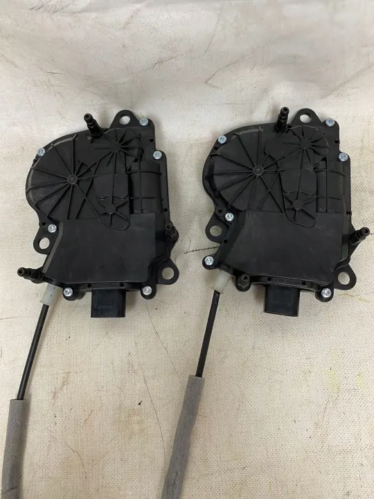 Range Rover Tailgate Pull OEM CPLA-404C10-CB image 2